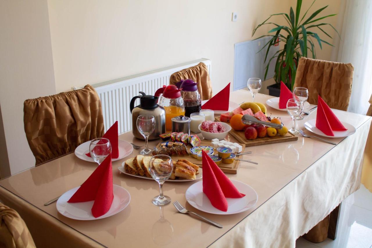 Hotel Living Suto Orizari Екстер'єр фото