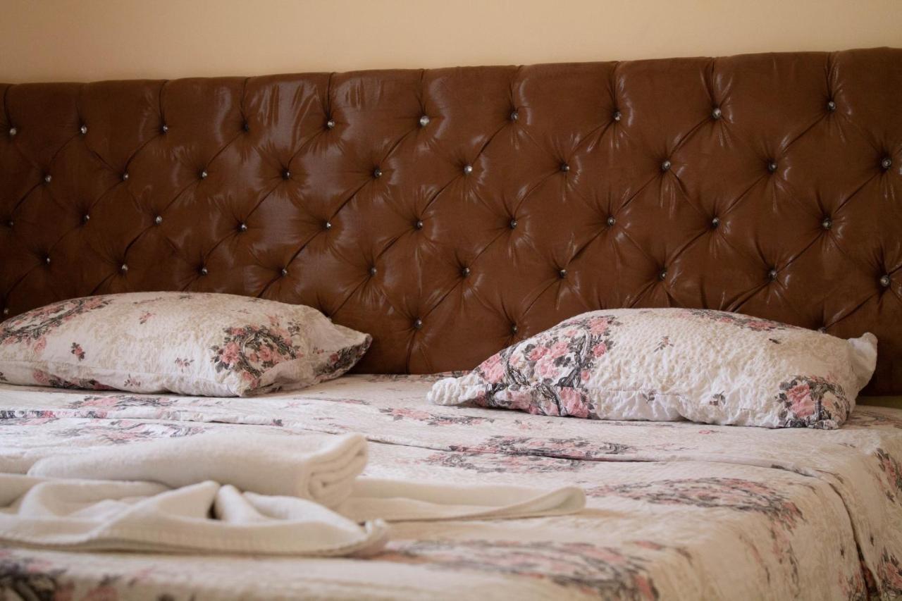 Hotel Living Suto Orizari Екстер'єр фото