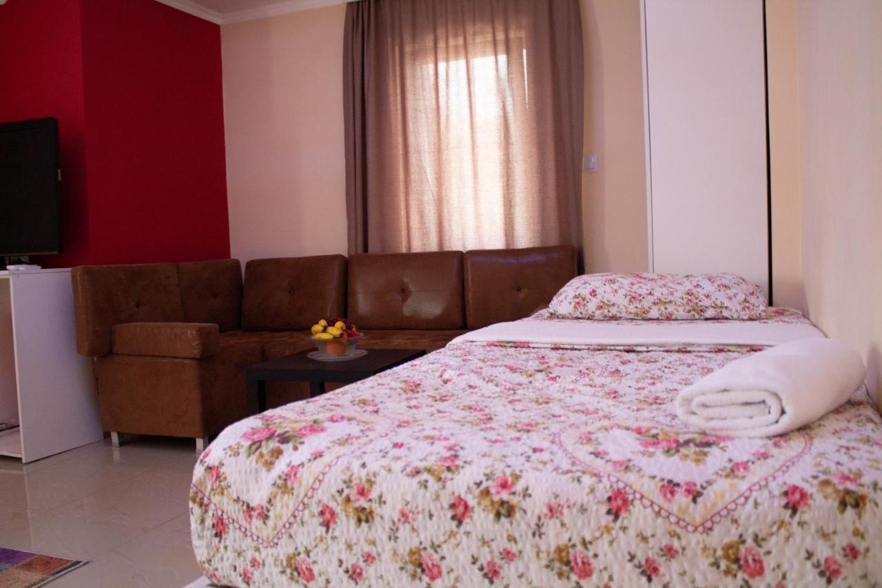 Hotel Living Suto Orizari Екстер'єр фото