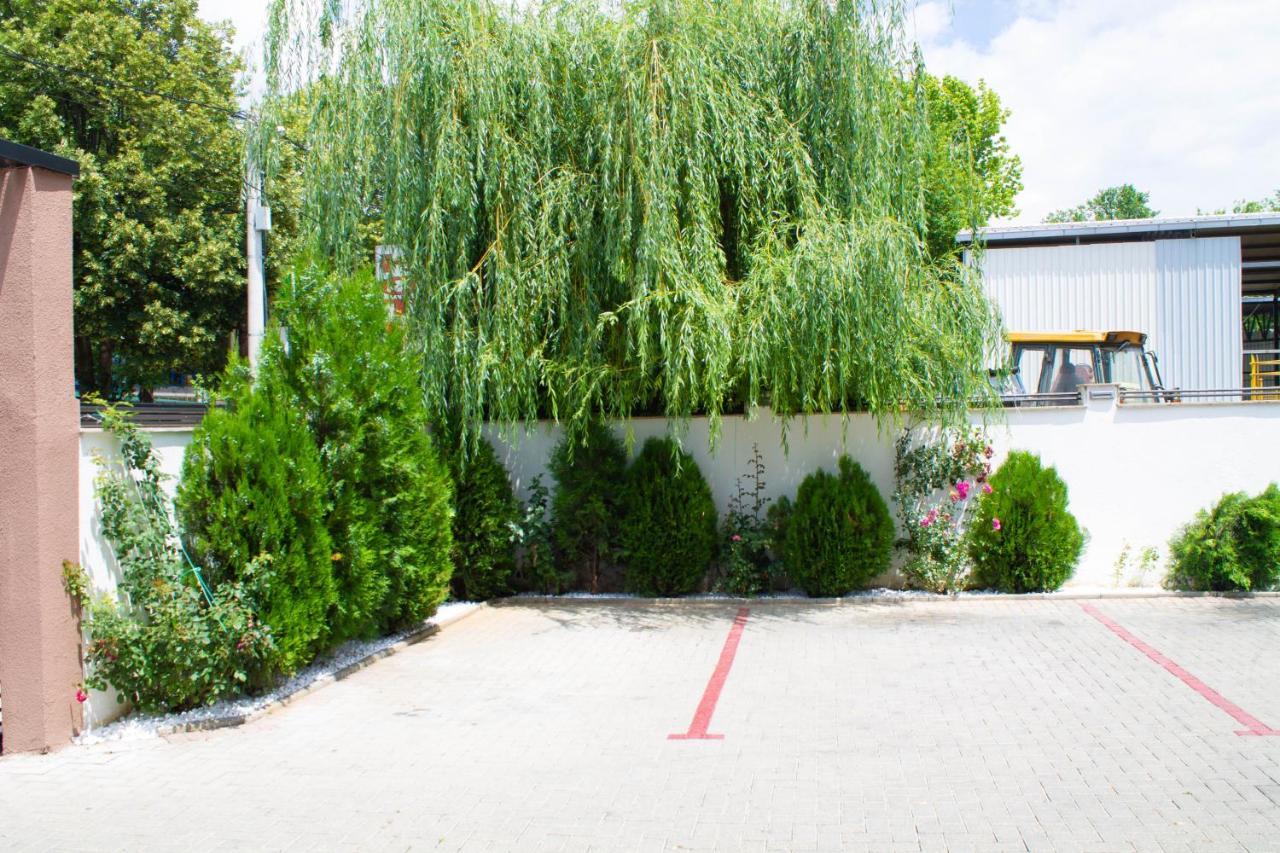 Hotel Living Suto Orizari Екстер'єр фото
