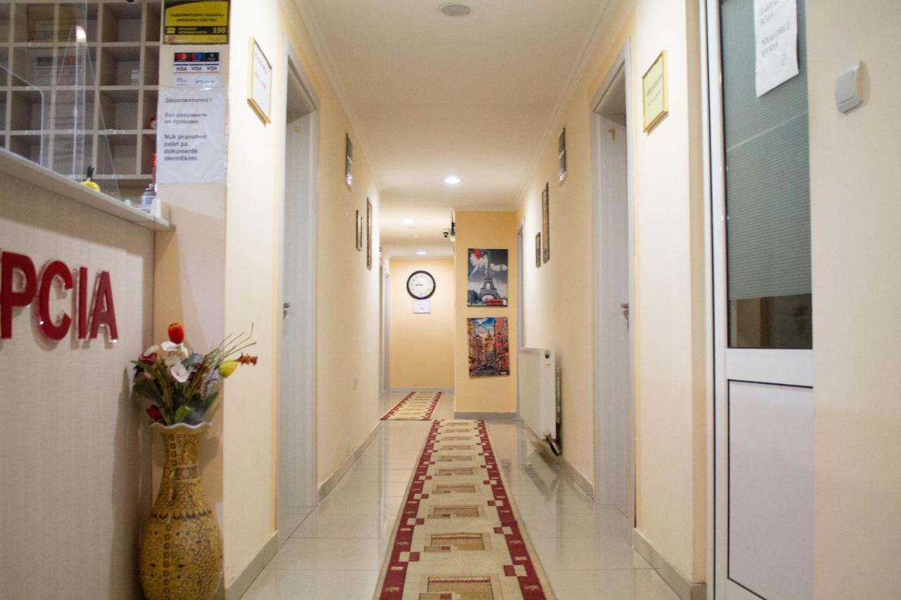 Hotel Living Suto Orizari Екстер'єр фото