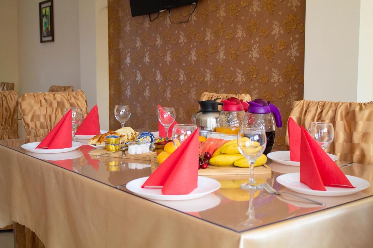 Hotel Living Suto Orizari Екстер'єр фото
