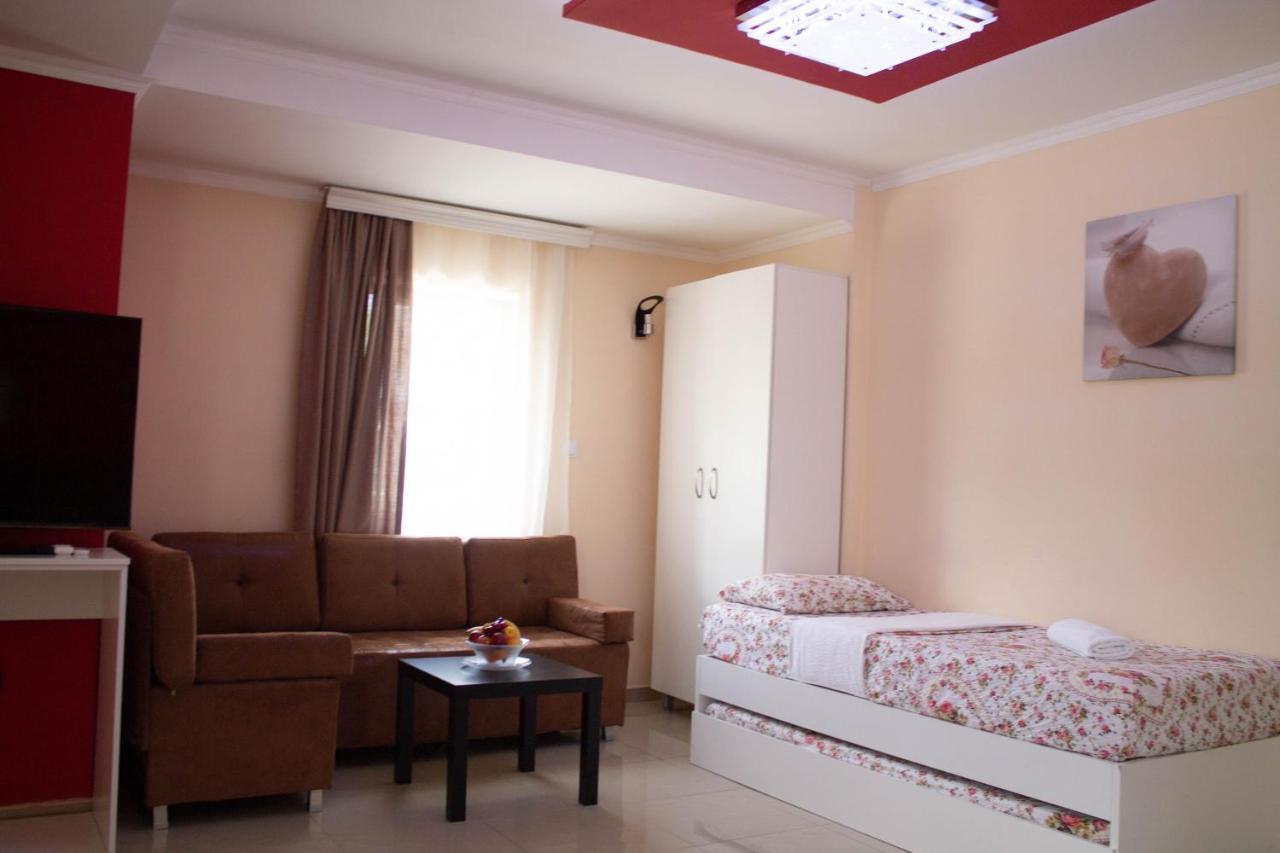 Hotel Living Suto Orizari Екстер'єр фото