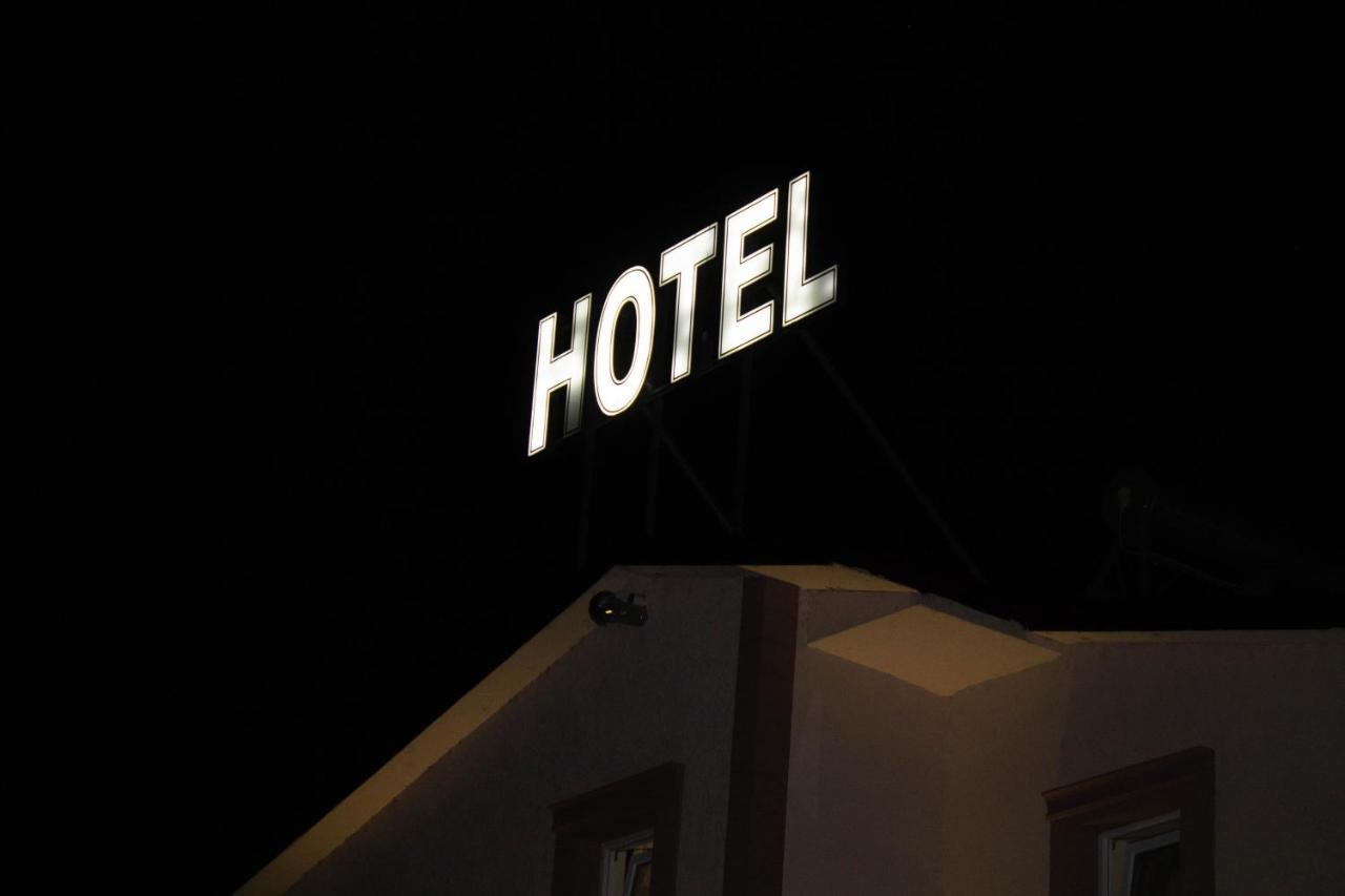 Hotel Living Suto Orizari Екстер'єр фото