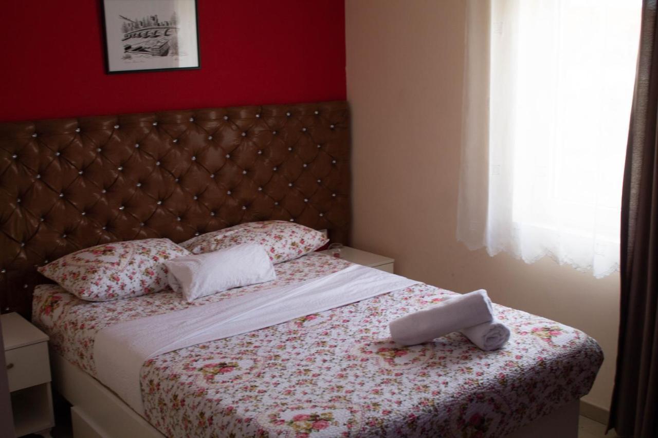 Hotel Living Suto Orizari Екстер'єр фото
