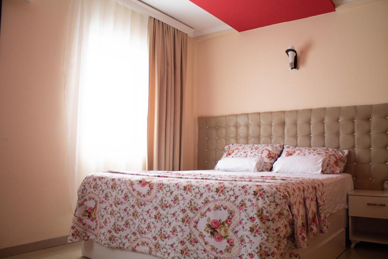 Hotel Living Suto Orizari Екстер'єр фото