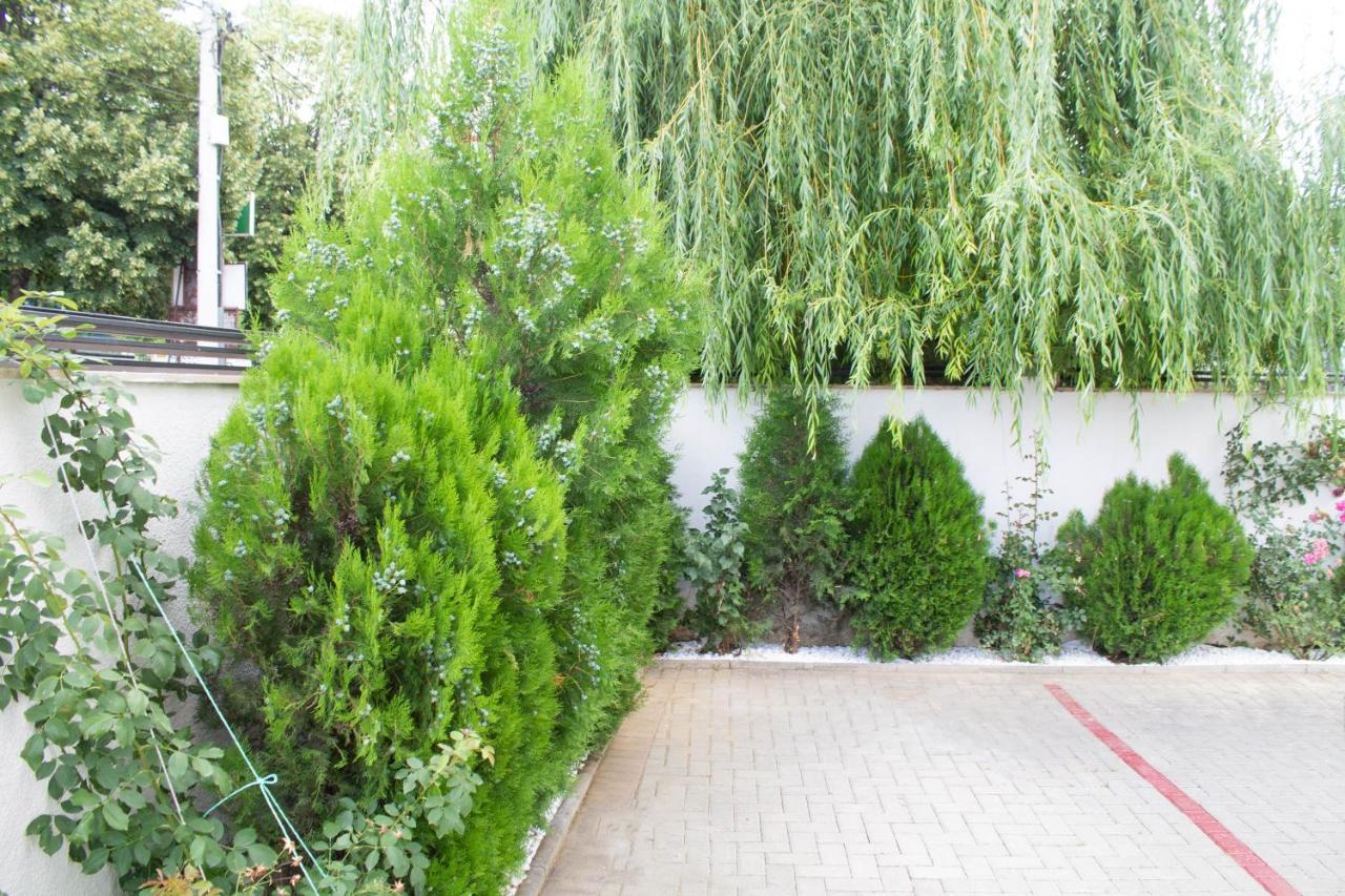 Hotel Living Suto Orizari Екстер'єр фото