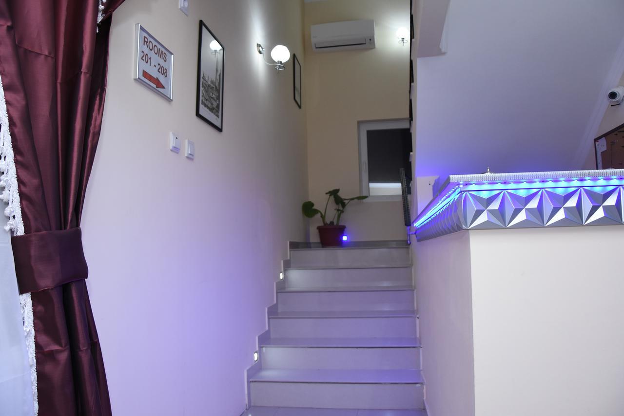 Hotel Living Suto Orizari Екстер'єр фото
