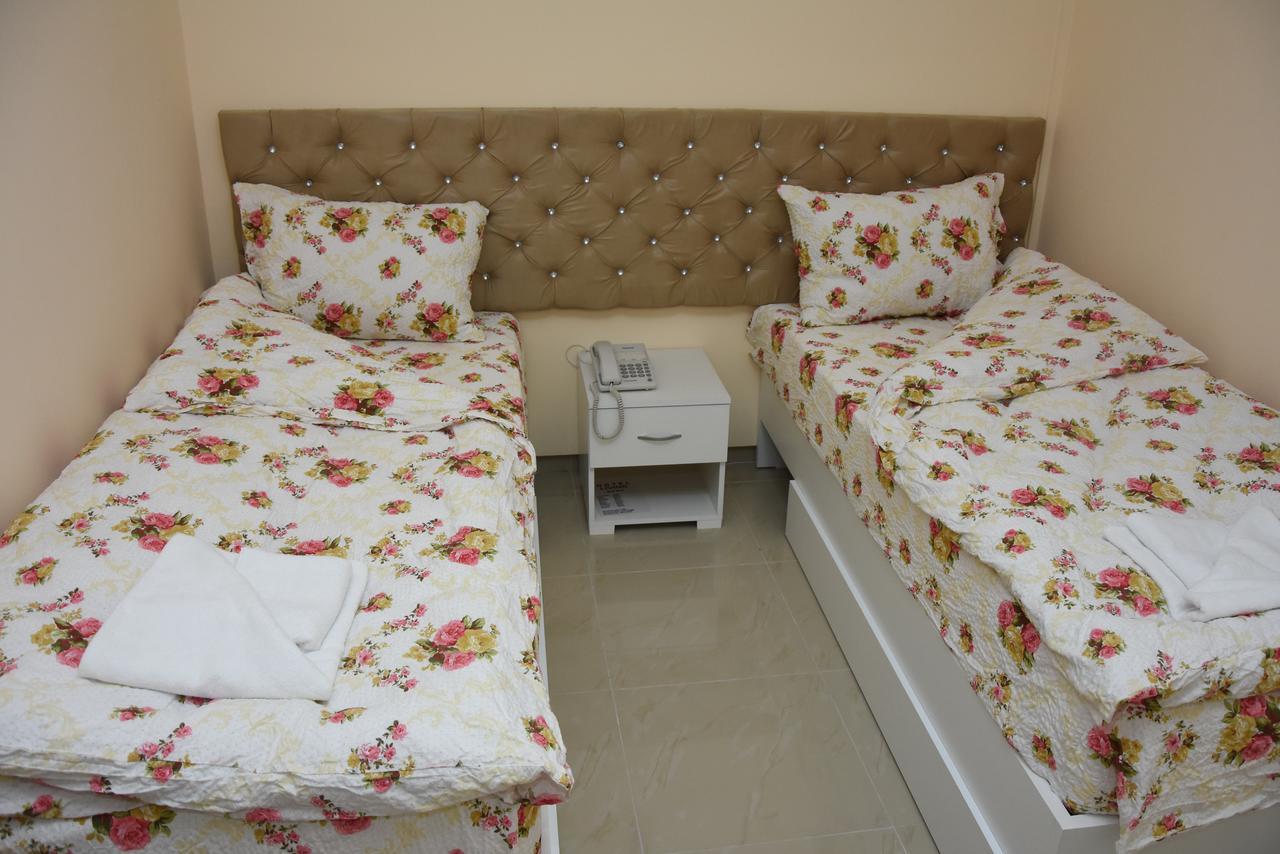 Hotel Living Suto Orizari Екстер'єр фото