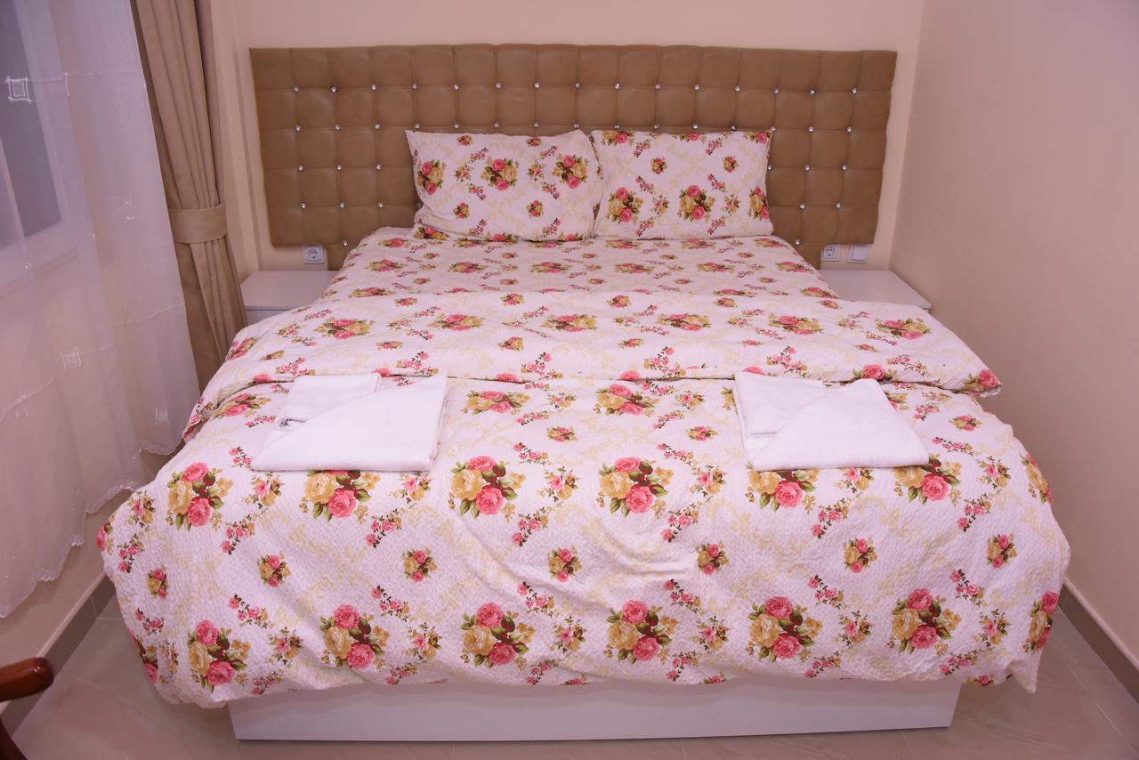 Hotel Living Suto Orizari Екстер'єр фото